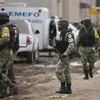 Lực lượng vệ binh quốc gia Mexico gác bên ngoài trung tâm cai nghiện ở bang Guanajuato sau vụ xả súng ngày 1/7. (Ảnh: THX/TTXVN)