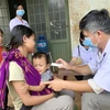 Nhân viên y tế tỉnh Gia Lai thực hiện khám sàng lọc cho người dân tại làng Bông Hiot, xã Hải Yang, huyện Đak Đoa, nơi có ca bệnh bạch hầu tử vong. (Ảnh: Quang Thái/TTXVN)