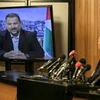 Quan chức cấp cao phong trào Fatah, Jibril Rajub (phải) tại thành phố Ramallah trong cuộc họp trực tuyến với quan chức phái Hamas, ông Saleh al-Arouri (trên màn hình) ở Beirut (Lebanon) ngày 2/7. (Ảnh: AFP/TTXVN)