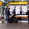 Hành khách tại sân bay Heathrow ở thủ đô London, Anh. (Ảnh: THX/TTXVN)