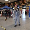 Phun thuốc khử trùng nhằm ngăn chặn sự lây lan của COVID-19 tại nhà ga ở Bologna, Italy. (Ảnh: THX/TTXVN)