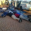 Cảnh sát Nam Phi khống chế các đối tượng bên ngoài nhà thờ. (Nguồn: dailymail.co.uk)