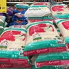 Gạo đóng túi được bày bán với nhiều mẫu mã tại một siêu thị lớn ở trung tâm thủ đô Bangkok. (Ảnh: Ngọc Quang/TTXVN)
