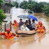 Sơ tán người dân khỏi các khu ngập lụt tại tỉnh Giang Tây, Trung Quốc. (Ảnh: AFP/TTXVN)