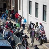 Người dân xếp hàng chờ nhận thực phẩm cứu trợ tại New York, Mỹ. (Ảnh: THX/TTXVN)