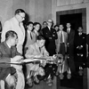 Ngày 20/7/1954, Thứ trưởng Bộ Quốc phòng Tạ Quang Bửu thay mặt Chính phủ và Bộ Tổng tư lệnh Quân đội nhân dân Việt Nam ký Hiệp định đình chiến ở Việt Nam. (Ảnh: Tư liệu TTXVN)
