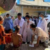 Các bác sỹ khám cho các bệnh nhân bị bệnh lạ. (Nguồn: khmertimeskh.com)