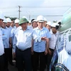 Thủ tướng Nguyễn Xuân Phúc xem bản đồ quy hoạch sử dụng đất khu dân cư tái định cư xã Lộc An-Bình Sơn, huyện Long Thành. (Ảnh: Thống Nhất/TTXVN)