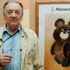 Họa sỹ Viktor Chizhikov chụp ảnh lưu niệm bên cạnh bức tranh gấu Misha - linh vật của Olympic Moskva 1980. (Ảnh: TheSaxon/TTXVN)