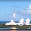 Tên lửa đẩy Falcon 9 của SpaceX (Mỹ) mang theo vệ tinh Anasis-II của Hàn Quốc rời bệ phóng tại Trung tâm Vũ trụ Kennedy ở Florida, Mỹ. (Ảnh: Yonhap/TTXVN)