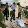 Lực lượng chức năng kiểm tra thực phẩm tại Công ty TNHH thực phẩm Khánh Huy. (Ảnh: Nguyễn Văn Việt/TTXVN)