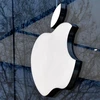 Biểu tượng của Apple tại một cửa hàng. (Ảnh: AFP/TTXVN)