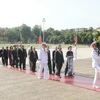 Đoàn đại biểu lãnh đạo Đảng, Nhà nước, Mặt trận Tổ quốc Việt Nam đến đặt vòng hoa và vào Lăng viếng Chủ tịch Hồ Chí Minh. (Ảnh: Doãn Tấn/TTXVN)