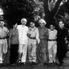 Chủ tịch Hồ Chí Minh, Đại tướng Võ Nguyên Giáp cùng đoàn đại biểu Anh hùng lực lượng vũ trang nhân dân giải phóng miền Nam trong vườn xoài ở Phủ Chủ tịch (15/11/1965). (Ảnh: TTXVN)