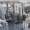 Nhân viên làm việc trên dây chuyền sản xuất vắcxin phòng COVID-19 tại Công ty công nghệ sinh học Biocad. (Ảnh: AFP/TTXVN)
