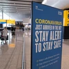 Bảng cảnh báo về dịch COVID-19 tại sân bay Heathrow ở London, Anh. (Ảnh: THX/TTXVN)