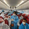 Công dân Việt Nam trên chuyến bay từ Indonesia về nước. (Ảnh: Hữu Chiến/TTXVN)