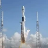 Tên lửa đẩy Falcon 9 của SpaceX (Mỹ) mang theo vệ tinh Anasis-II của Hàn Quốc rời bệ phóng tại Trung tâm Vũ trụ Kennedy ở Florida, Mỹ. (Ảnh: Yonhap/TTXVN) 