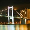 Một khách sạn ở Đà Nẵng thắp sáng các căn phòng để tạo thành hình ảnh trái tim kêu gọi cộng đồng chung tay phòng, chống dịch COVID-19. (Ảnh: Trần Lê Lâm/TTXVN)