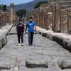 Khách thăm quan khu di tích Pompei của Italy ngày 26/5, ngày đầu tiên mở cửa trở lại sau một thời gian ngừng đón khách do dịch COVID-19. (Ảnh: AFP/TTXVN)