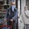 Người dân đeo khẩu trang phòng lây nhiễm COVID-19 khi mua hàng tại siêu thị ở Buenos Aires, Argentina. (Ảnh: THX/TTXVN)