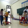Tập phục hồi chức năng cho các học sinh khuyết tật tại trường phục hồi chức năng và dạy nghề cho người khuyết tật huyện Tiên Lữ. (Ảnh: Phạm Kiên/TTXVN)