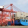 Bốc dỡ hàng hóa tại cảng ở tỉnh Giang Tô, Trung Quốc. (Ảnh: THX/TTXVN)