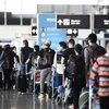 Hành khách chờ làm thủ tục tại sân bay Fiumicino ở Rome, Italy. (Ảnh: AFP/TTXVN)