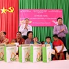 Thượng tướng Nguyễn Văn Rinh, Chủ tịch Hội nạn nhân da cam/Dioxin Việt Nam, tặng quà nạn nhân Da cam tỉnh Sóc Trăng. (Ảnh: Trung Hiếu/TTXVN)