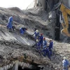 Nhân viên cứu hộ đến từ Nga tìm kiếm nạn nhân dưới đống đổ nát sau vụ nổ ở Beirut, Liban. (Ảnh: AFP/TTXVN)