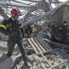 Nhân viên cứu hộ đến từ Pháp tìm kiếm nạn nhân dưới đống đổ nát sau vụ nổ ở Beirut, Liban. (Ảnh: AFP/TTXVN)