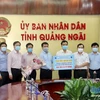Tập đoàn Dầu khí Việt Nam và BSR trao bảng tượng trưng máy xét nghiệm Real Time- PCR trị giá 2,5 tỷ đồng cho UBND tỉnh Quảng Ngãi. (Nguồn: Báo Quảng Ngãi)