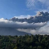 Cột tro bụi phun lên từ miệng núi lửa Sinabung ở Karo, Bắc Sumatra, Indonesia, ngày 8/8. (Ảnh: AFP/TTXVN)