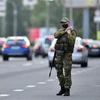 Lực lượng an ninh Belarus gác tại điểm kiểm soát trên một tuyến đường ở ngoại ô thủ đô Minsk. (Ảnh: AFP/TTXVN)