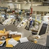 Nhân viên chuyển bưu phẩm tại Dịch vụ Bưu điện Mỹ ở Los Angeles, bang California, Mỹ. (Ảnh: AFP/TTXVN)