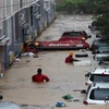 Lực lượng cứu hộ làm nhiệm vụ tại khu vực ngập lụt ở Daejeon, Hàn Quốc ngày 30/7. (Ảnh: AFP/TTXVN)
