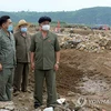 Tân Thủ tướng Triều Tiên Kim Tok-hun thị sát vùng thiên tai lũ lụt. (Nguồn: Yonhap)