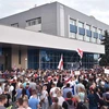 Những người ủng hộ phe đối lập tại Belarus tham gia biểu tình phản đối Chính phủ ở Minsk. (Ảnh: AFP/TTXVN)
