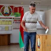 Cử tri Belarus bỏ phiếu bầu Tổng thống tại điểm bầu cử ở Minsk ngày 9/8. (Ảnh: AFP/TTXVN)