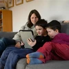 Trẻ em học trực tuyến ở nhà trong thời điểm dịch COVID-19. (Ảnh: AFP/TTXVN)