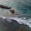 Chiếc tàu chở hàng mắc cạn ngoài khơi quốc đảo Mauritius bị vỡ làm đôi. (Ảnh: AFP/TTXVN)
