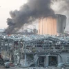 Khói bốc lên từ hiện trường vụ nổ tại cảng Beirut, Liban. (Ảnh: THX/TTXVN)