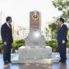 Phó Thủ tướng, Bộ trưởng Ngoại giao Phạm Bình Minh và Bộ trưởng Ngoại giao Trung Quốc Vương Nghị tham quan cột mốc 1369 tại Việt Nam. (Ảnh: TTXVN)