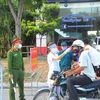 Kiểm soát người ra vào thành phố Hải Dương tại chốt kiểm tra trên đường Trường Chinh, lối vào thành phố. (Ảnh: Mạnh Minh/TTXVN)