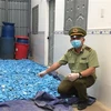 Hàng nghìn găng tay y tế được tái chế chuẩn bị bán ra thị trường. (Ảnh: TTXVN)