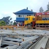 Lực lượng chức năng tháo dỡ công trình xây dựng trái phép trên đèo Đại Ninh. (Ảnh: Nguyễn Thanh/TTXVN)