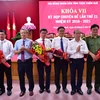 Lãnh đạo tỉnh tặng hoa chúc mừng Ông Nguyễn Thanh Bình và các Ủy viên UBND tỉnh vừa mới được bầu bổ sung. (Nguồn: thuathienhue.gov.vn)