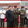 Nhà lãnh đạo Triều Tiên Kim Jong-un (giữa) thị sát công trình xây dựng Bệnh viện Đa khoa Bình Nhưỡng. (Ảnh: Yonhap/TTXVN)