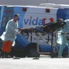 Nhân viên y tế chuyển bệnh nhân COVID-19 tới bệnh viện ở Brasilia, Brazil. (Ảnh: THX/TTXVN)
