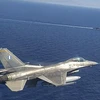Máy bay chiến đấu F-16 và tàu chiến của Hải quân Hy Lạp tham gia tập trận ở Đông Địa Trung Hải ngày 24/8. (Ảnh: AFP/TTXVN)